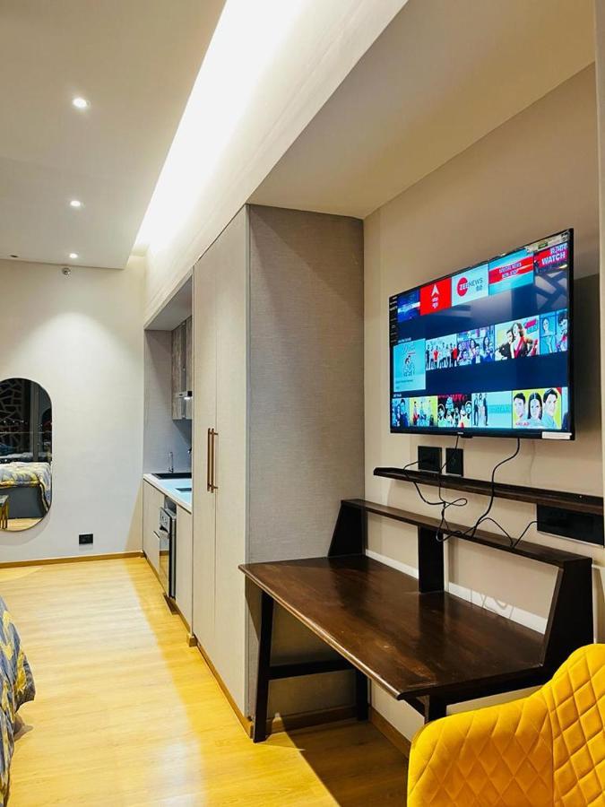 Luxe Apartment By Hey Studio'S Газиабад Екстериор снимка